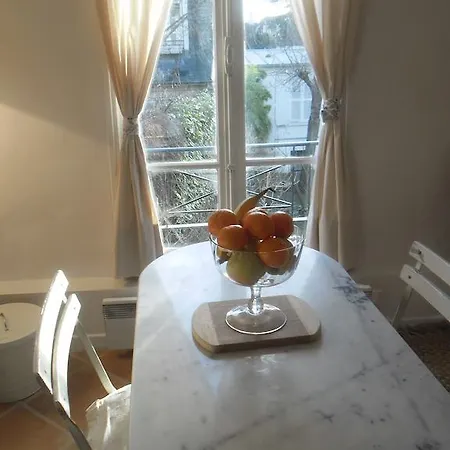 A Garden In Montmartre パリ