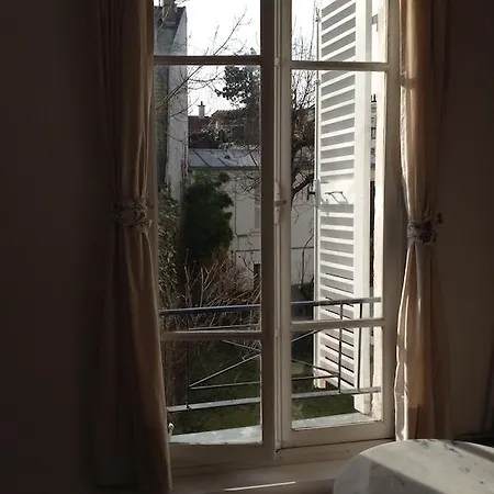 Apartment A Garden In Montmartre Paris